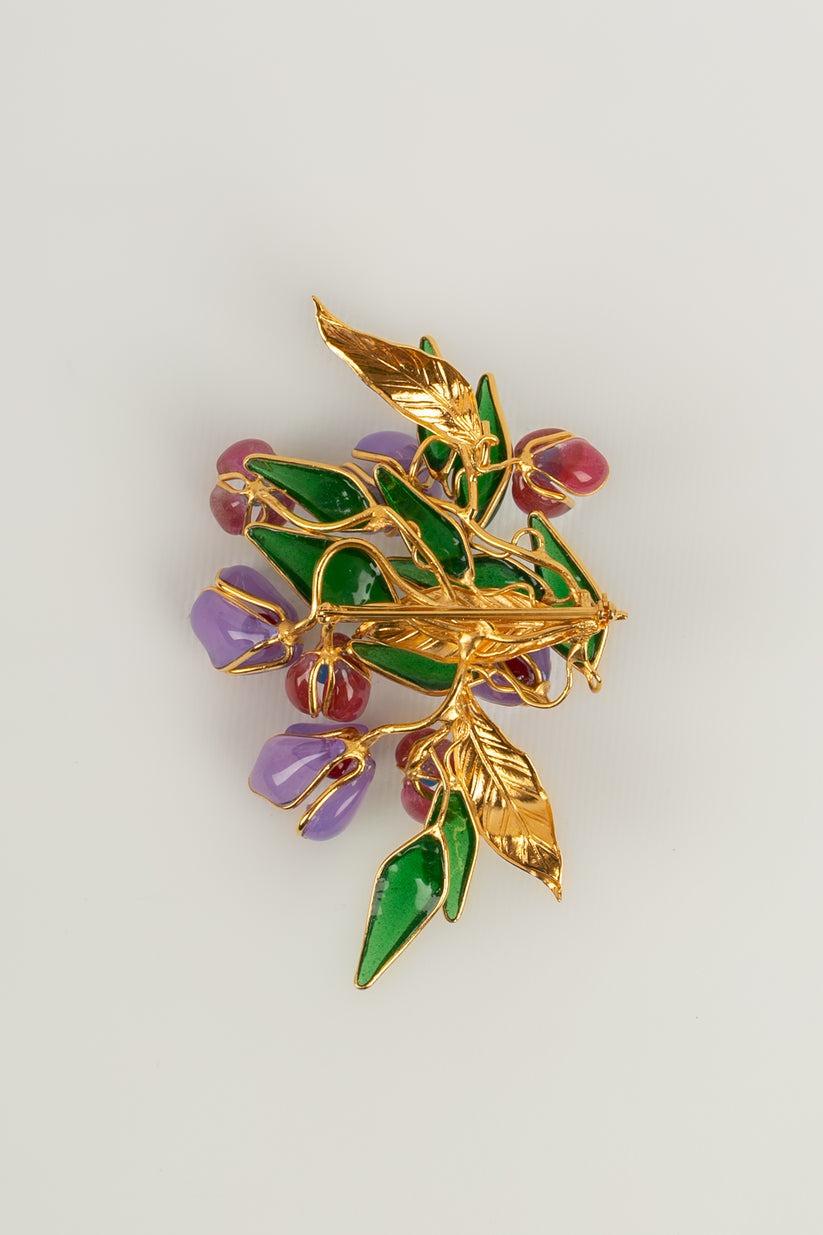 Augustine Brooch in Gilded Metal and Glass Paste  In Excellent Condition For Sale In SAINT-OUEN-SUR-SEINE, FR