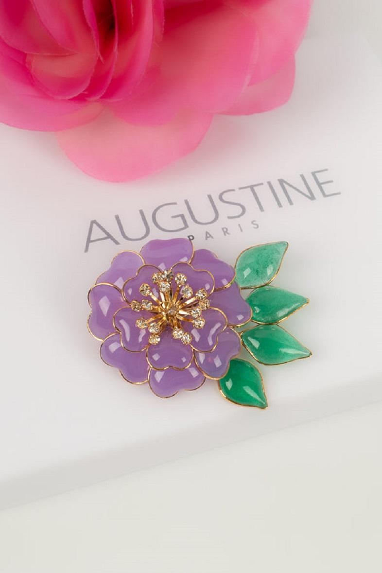 Augustine - Brooch in gold metal, rhinestones and glass paste

Additional information:

Dimensions: 6.5 L cm

Condition: Very good condition

Story: Founder of the AUGUSTINE House, Thierry Gripoix left us on July 7th 2022.
Son of Josette Gripoix,