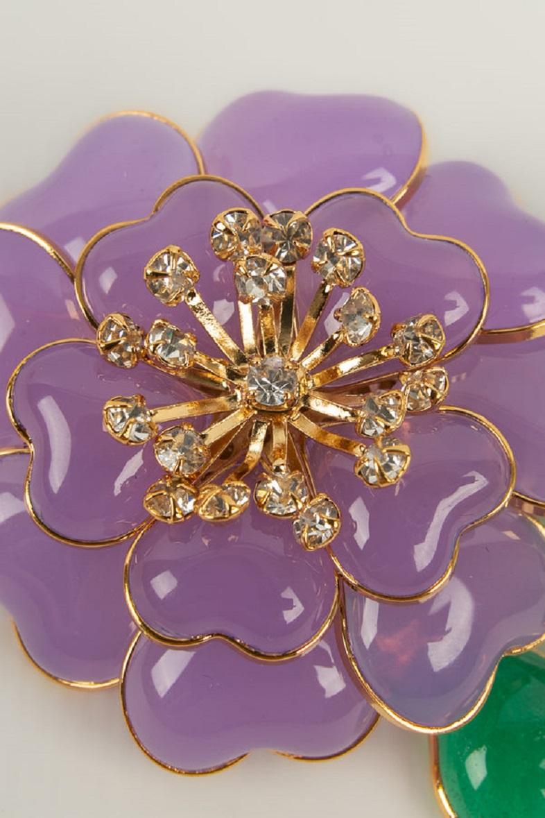 Augustine Brooch in Gold Metal, Rhinestones and Glass Paste In Excellent Condition For Sale In SAINT-OUEN-SUR-SEINE, FR