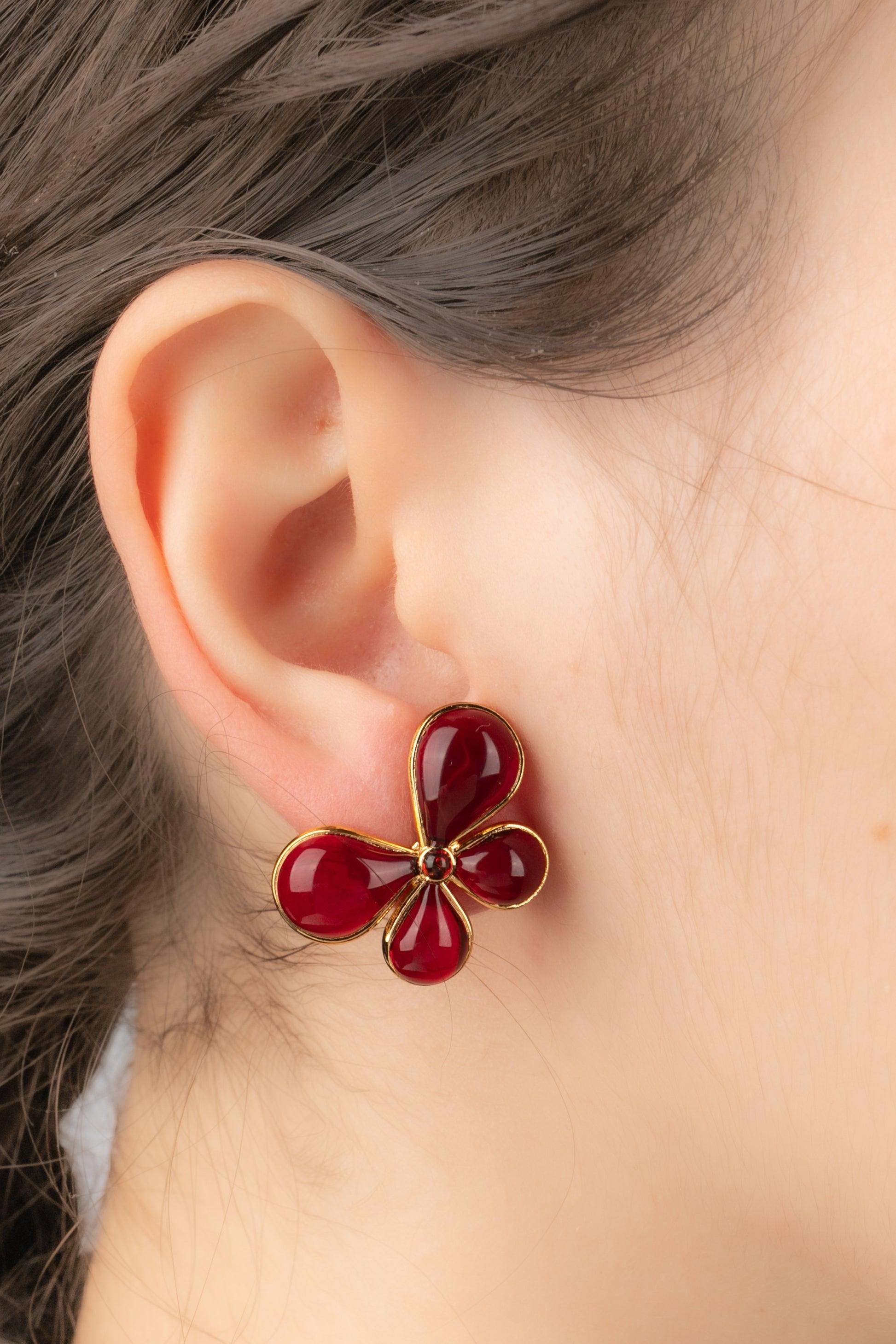 Augustine - (Fabriquée en France) Boucles d'oreilles en métal doré avec de la pâte de verre rouge représentant des papillons.

Informations complémentaires :
Condit : Très bon état.
Dimensions : 1,8 cm x 2,5 cm : 1.8 cm x 2.5 cm

Référence du