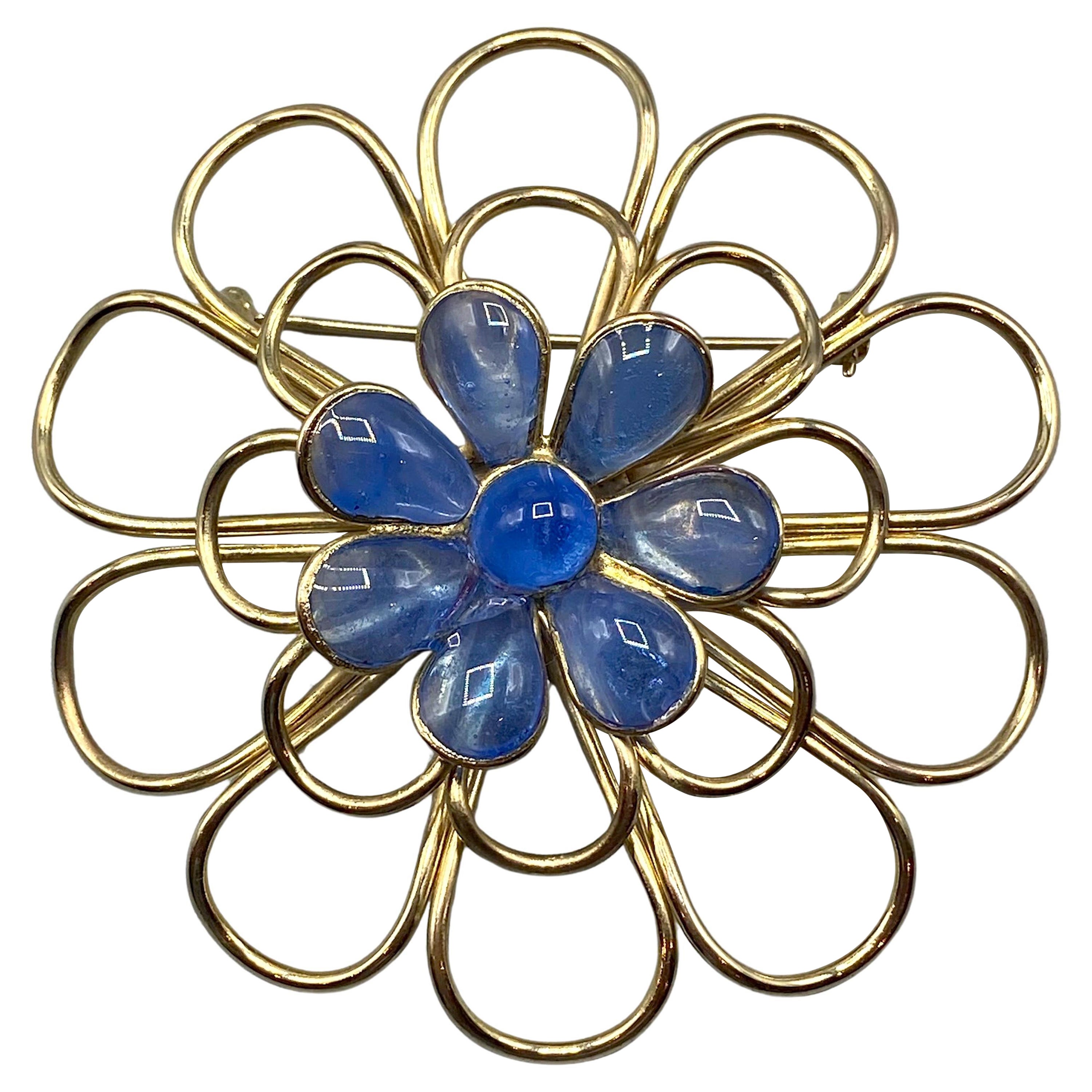 Augustine by Gripoix, Blumenbrosche aus gegossenem Glas in Gold und Blau im Angebot