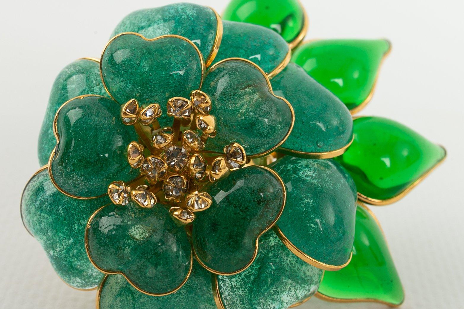 Augustine Camellia Brooch in Gilded Metal and Green Glass Paste In Excellent Condition In SAINT-OUEN-SUR-SEINE, FR