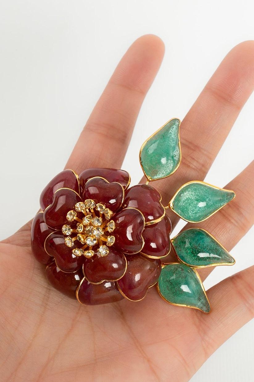 Augustine - (Made in France) Camellia brooch/pendant in gilded metal and garnet and green glass paste.

Additional information:
Condition: Very good condition
Dimensions: Height: 4 cm (1.57