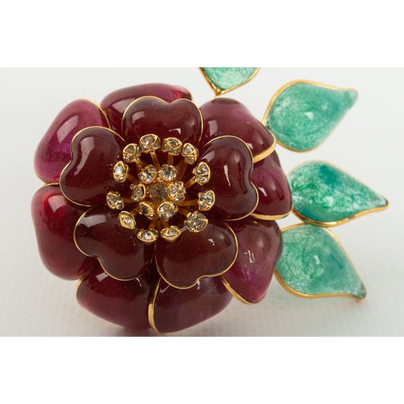 Women's Augustine Camellia Brooch in Gilded Metal, Garnet and Green Glass Paste For Sale