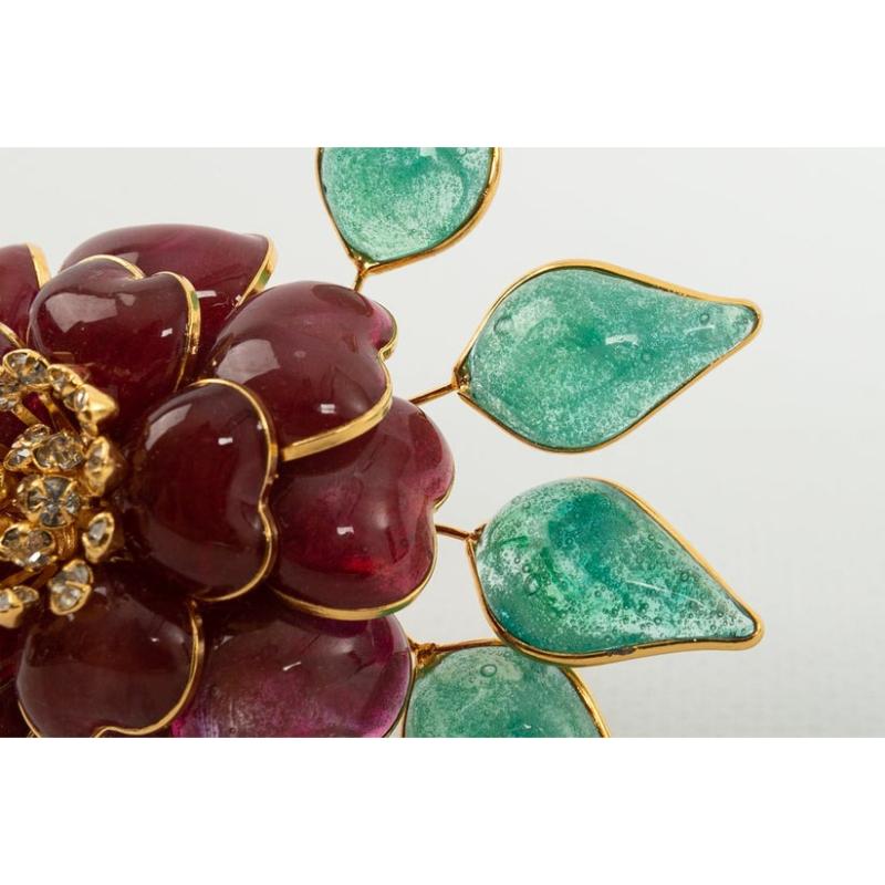 Augustine Camellia Brooch in Gilded Metal, Garnet and Green Glass Paste For Sale 1