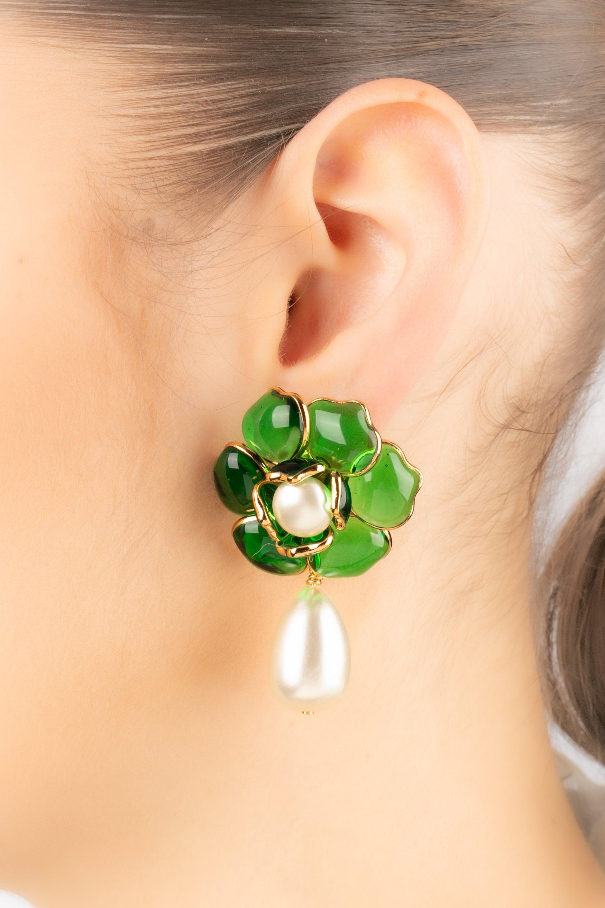 AUGUSTINE - (Made in France) Golden metal flower earrings with dark-green glass paste and costume pearly drops.

Additional information:
Condition: Very good condition
Dimensions: Length: 5.5 cm

SKU:BO98