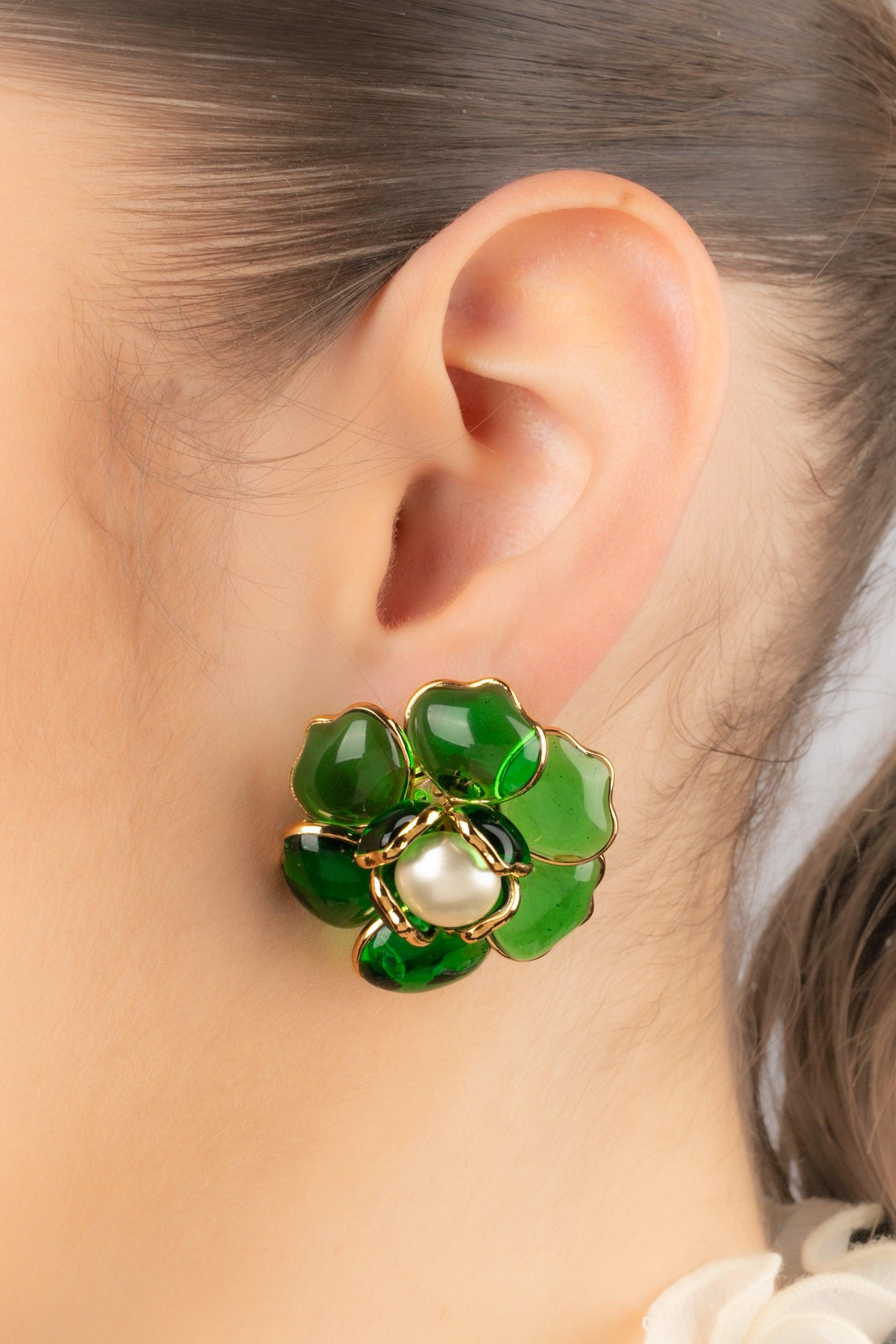 AUGUSTINE - (Made in France) Golden metal flower earrings with dark-green glass paste. The heart is a costume pearly cabochon.

Additional information:
Condition: Very good condition
Dimensions: Diameter: 3.5 cm

SKU:BO402