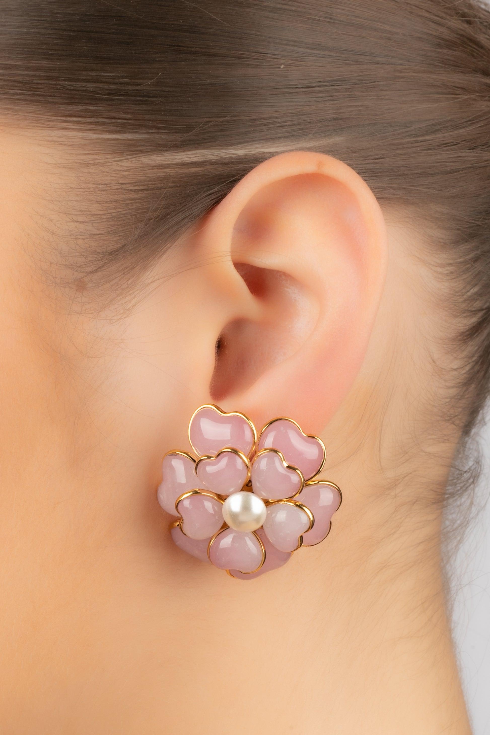 AUGUSTINE - (Fabriqué en France) Boucles d'oreilles en métal doré avec pâte de verre rose et cabochons nacrés.

Informations complémentaires :
Condit : Très bon état.
Dimensions : Hauteur : 3.5 cm

SKU:BO393