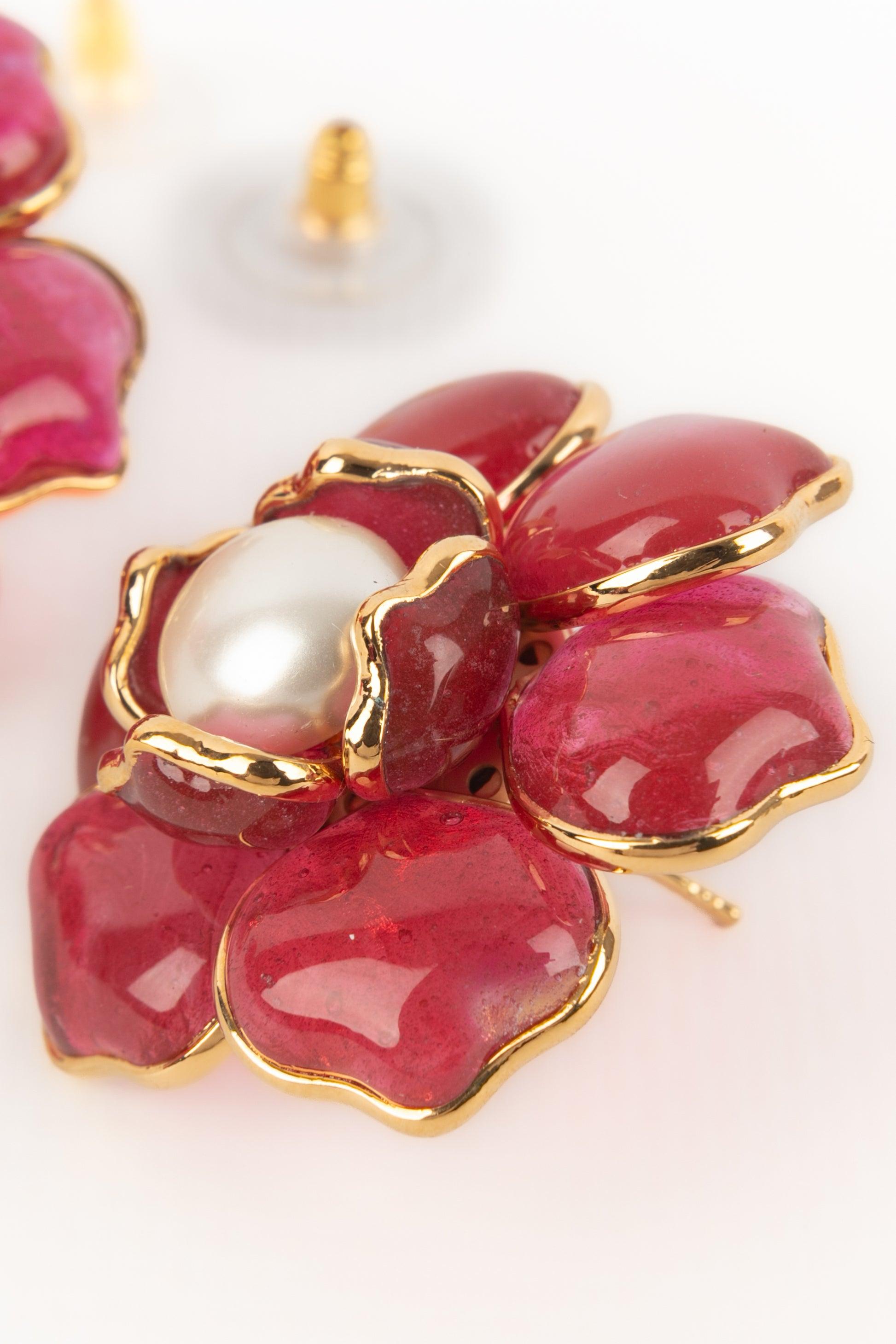 Boucles d'oreilles Augustine Fleur en métal doré rose foncé Excellent état - En vente à SAINT-OUEN-SUR-SEINE, FR