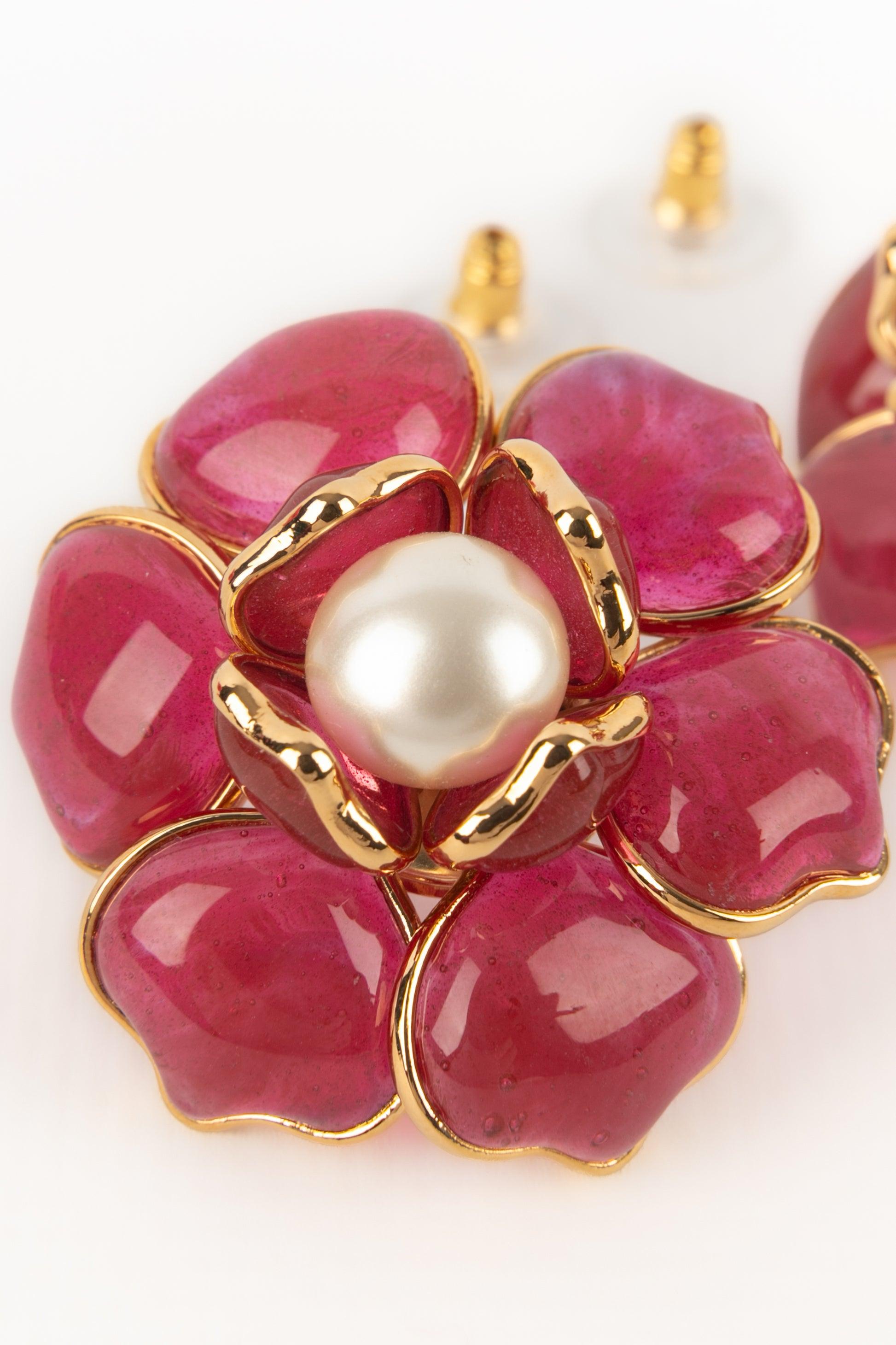 Boucles d'oreilles Augustine Fleur en métal doré rose foncé en vente 2
