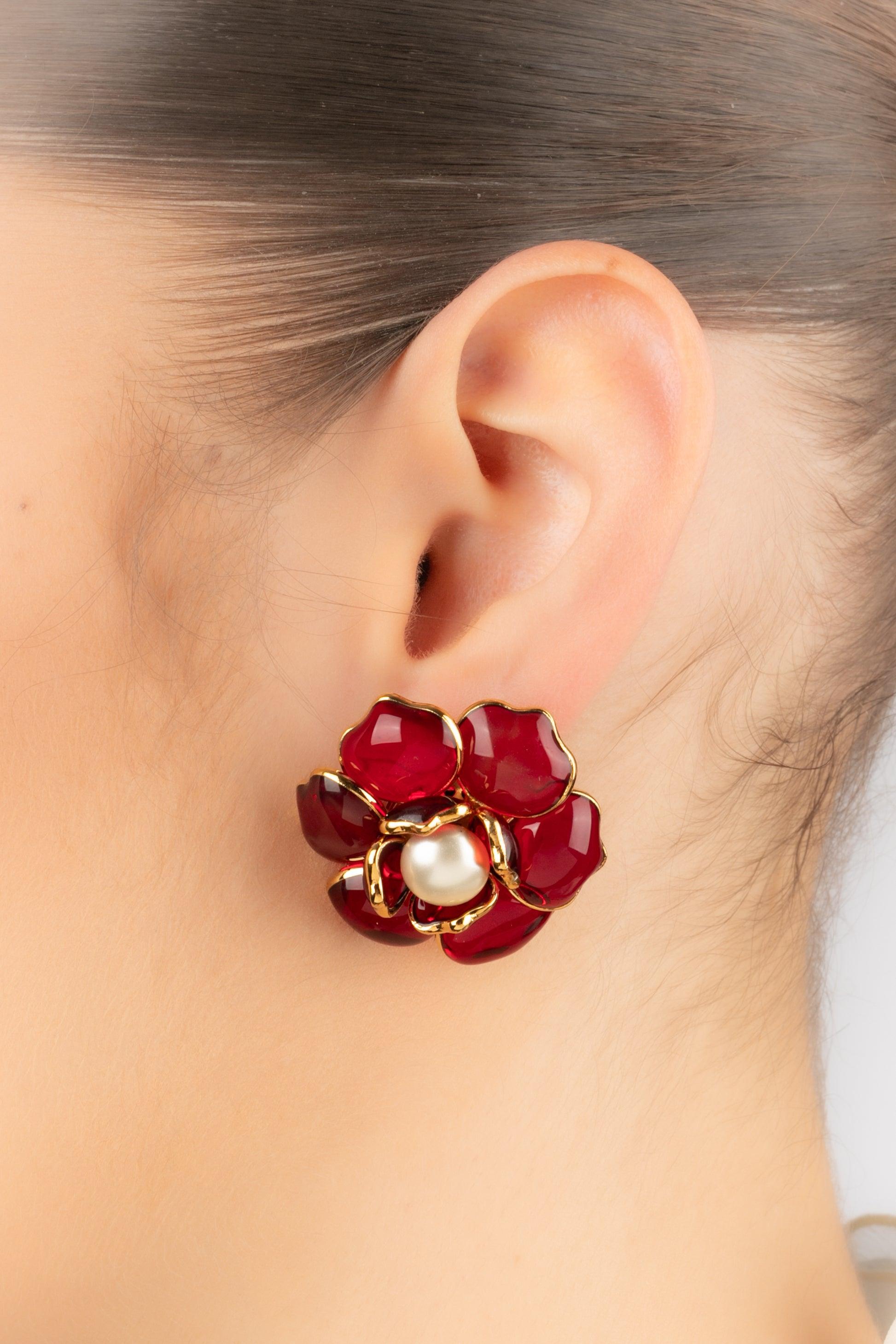 AUGUSTINE - (Fabriqué en France) Boucles d'oreilles fleurs en métal doré avec pâte de verre rouge foncé. Costume cabochon nacré en forme de cœur.

Informations complémentaires :
Condit : Très bon état.
Dimensions : Diamètre : 3,5 cm

SKU:BO400