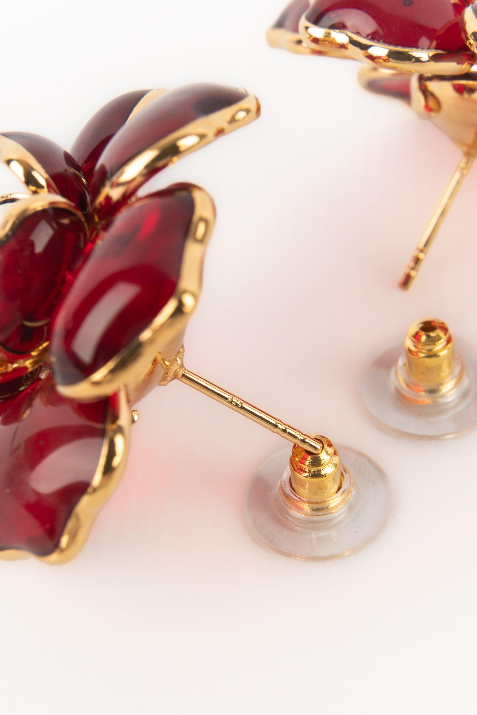 Boucles d'oreilles Augustine Fleur en métal doré rouge foncé en vente 2