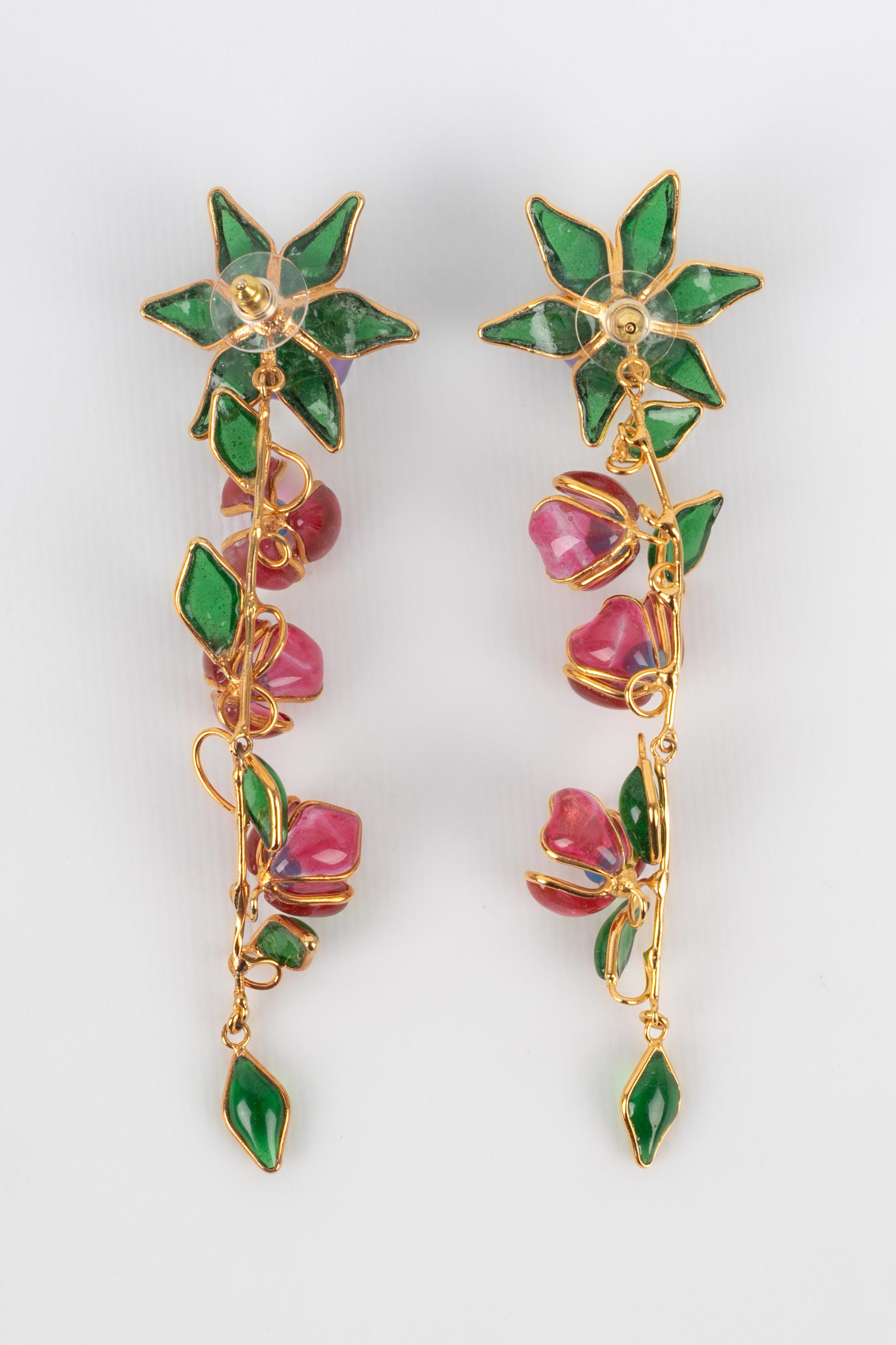 AUGUSTINE - Boucles d'oreilles en métal doré avec pâte de verre dans les tons violets et roses.

Condit :
Très bon état.

Dimensions :
Longueur : 12 cm

SKU:BO238

Augustine
La maison de couture Augustine, fondée par Thierry Gripoix, est réputée