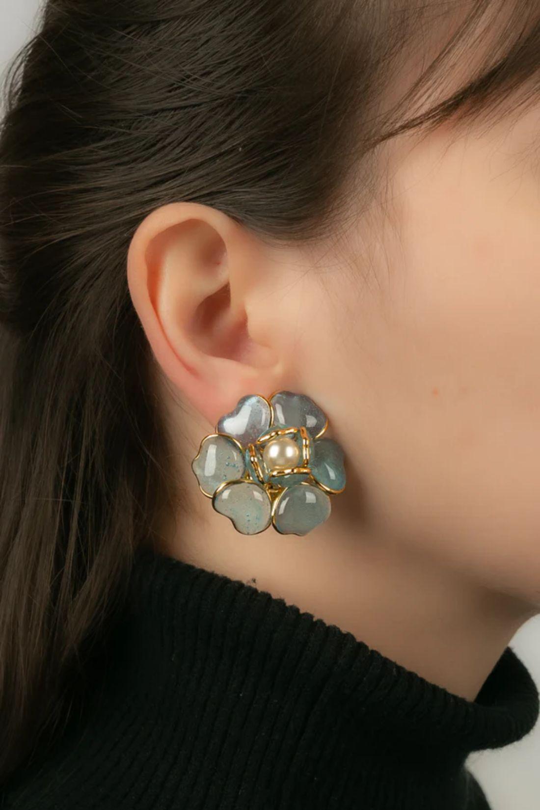 Augustine-Ohrringe aus Goldmetall, blauem Glaspastell und aus ausgefallenen Perlen im Angebot 2