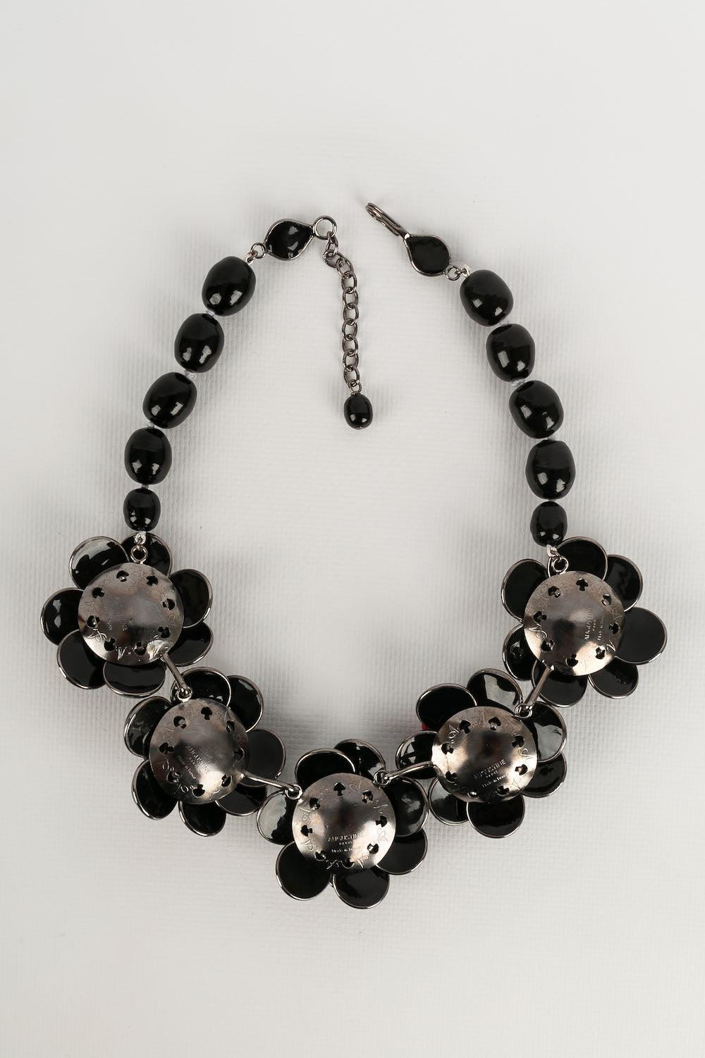 Donna Collana floreale Augustine in metallo placcato argento in vendita
