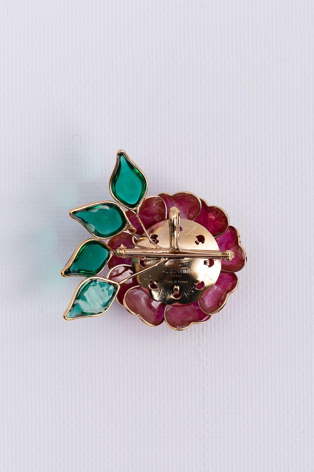Augustine (Made in France) Gilded metal and glass paste brooch representing a flower. It can be worn as a pendant thanks to its hook.

Additional information:
Dimensions: 7 cm x 6 cm (2.76