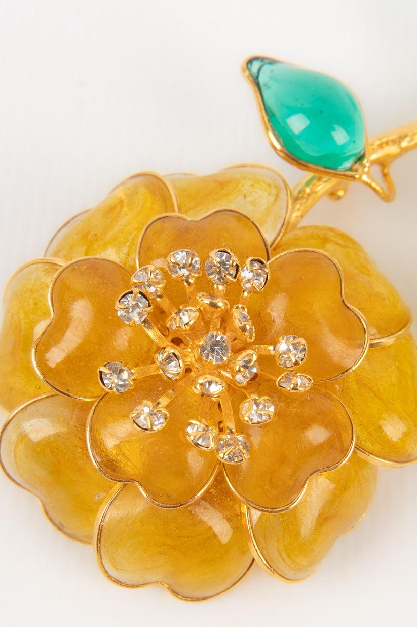 Augustine Flower Brooch in Golden Metal In Good Condition For Sale In SAINT-OUEN-SUR-SEINE, FR