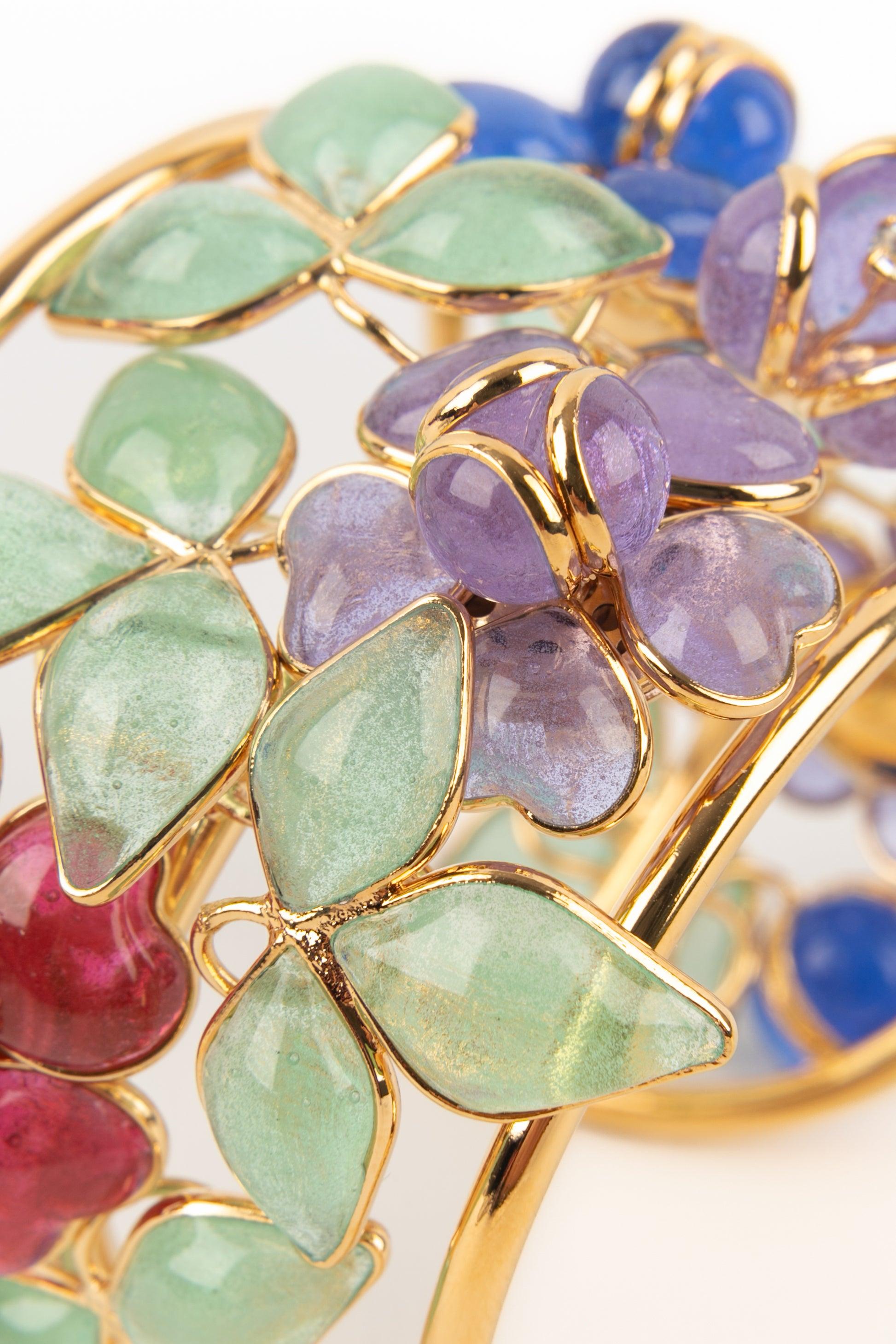 Augustine Flower Cuff Bracelet in Gold Metal and Glass Paste Flowers In Excellent Condition For Sale In SAINT-OUEN-SUR-SEINE, FR