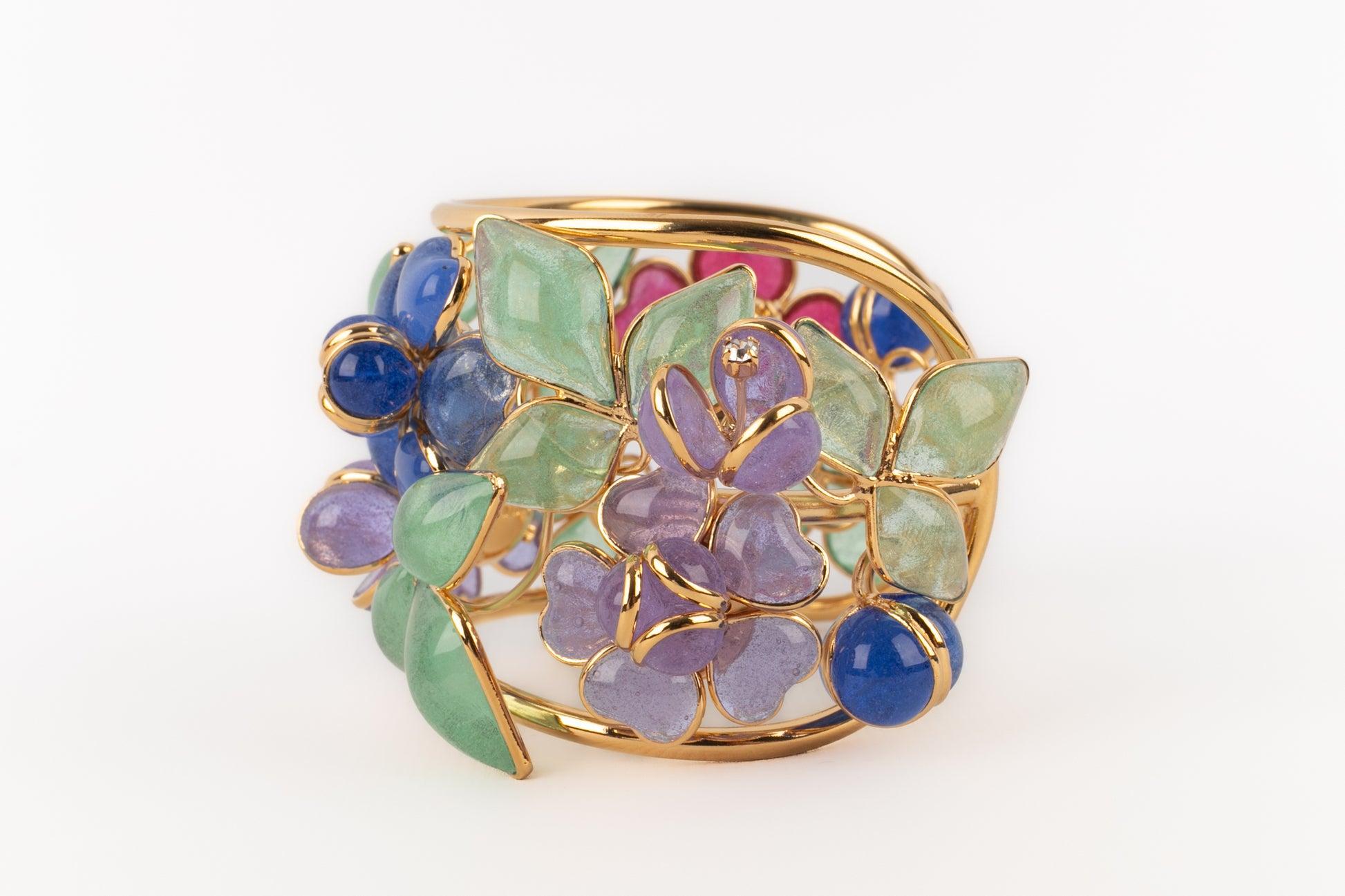 Augustine Flower Cuff Bracelet in Gold Metal and Glass Paste Flowers For Sale 3