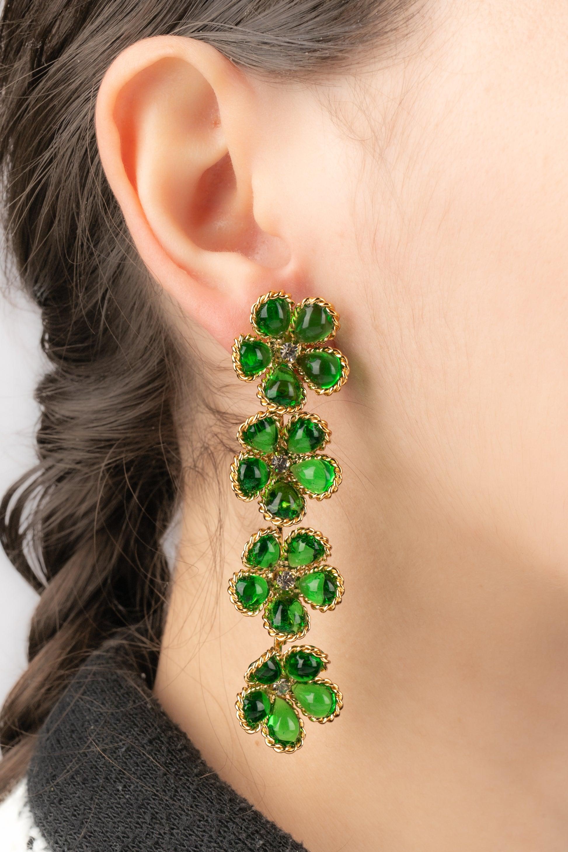 AUGUSTINE - (Made in France) Long green glass paste earrings with a rhinestoned heart.

Additional information:
Condition: Very good condition
Dimensions: Length: 7 cm

SKU:BO2