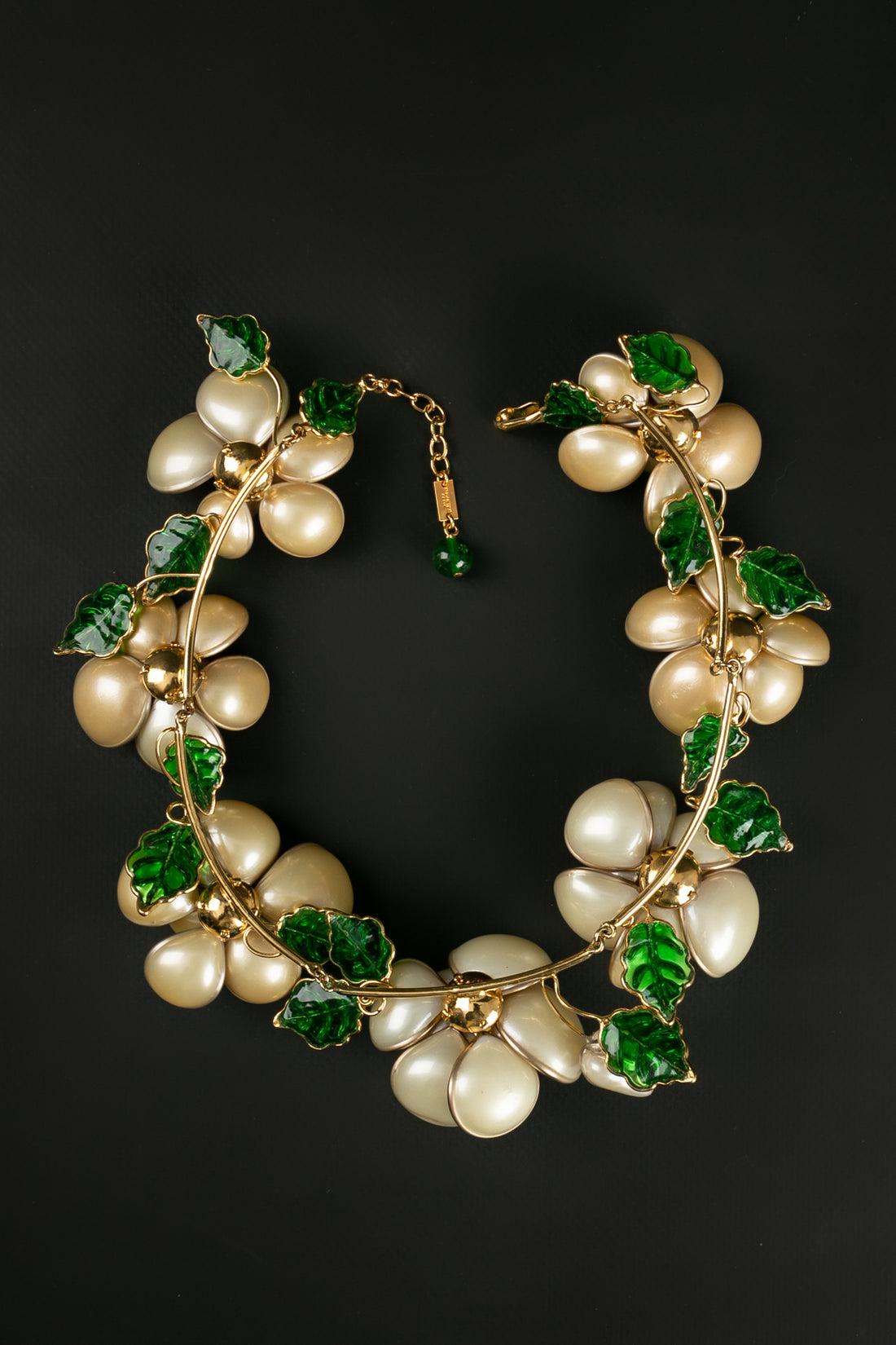 Augustine : Short articulated gilded metal necklace with pearly glass paste flowers.

Additional information: 
Dimensions: Length: 41.5 cm to 45 cm (16.33