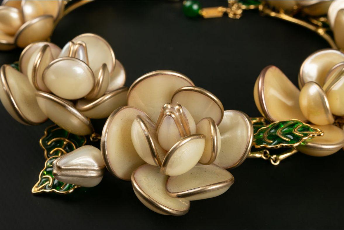 Augustine Flower Necklace in Gilded Metal In Excellent Condition For Sale In SAINT-OUEN-SUR-SEINE, FR