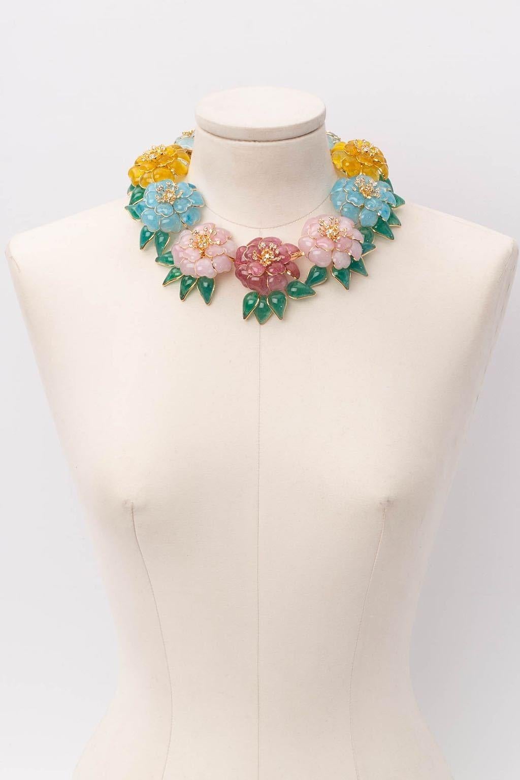 Augustine - Gilded metal choker composed of glass paste camellias in blue, yellow and pink colors and rhinestones.

Additional information:
Condition: Very good condition
Dimensions: Length: 41 cm to 47.5 cm (16.14