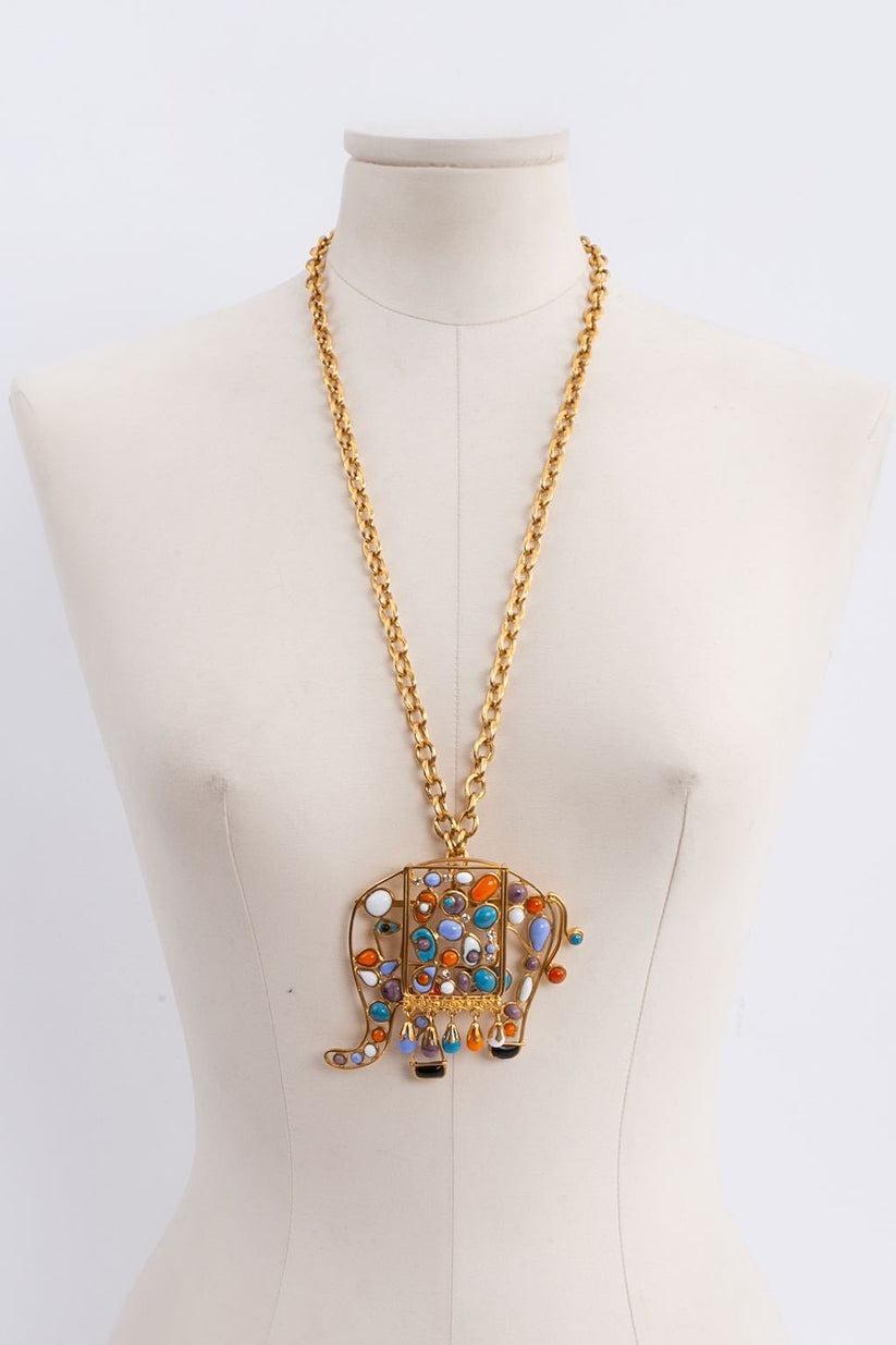 Augustine - Gilded metal necklace with a pendant/brooch representing an elephant in glass paste and rhinestones.

Additional information:
Condition: Very good condition
Dimensions: Length: 51 cm to 70 cm (20