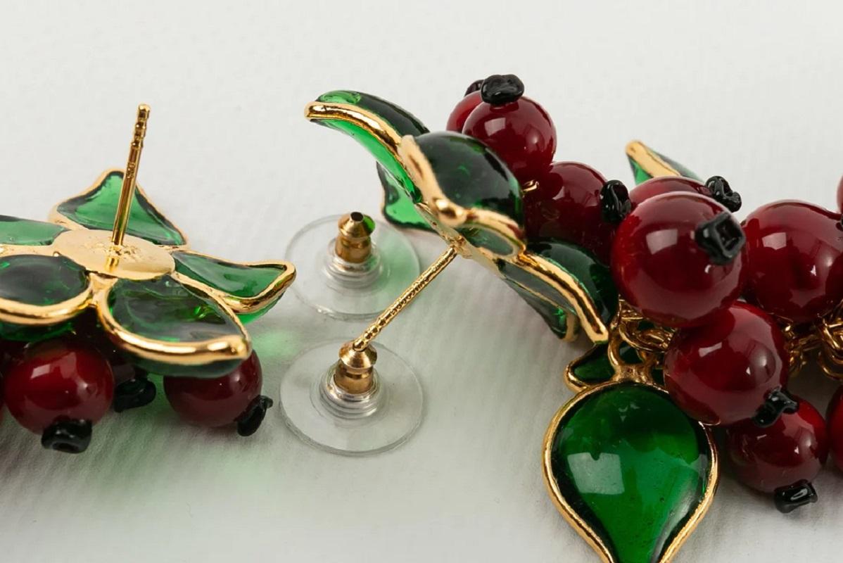 Augustine Boucles d'oreilles en métal doré et pâte de verre en forme de framboises en vente 2