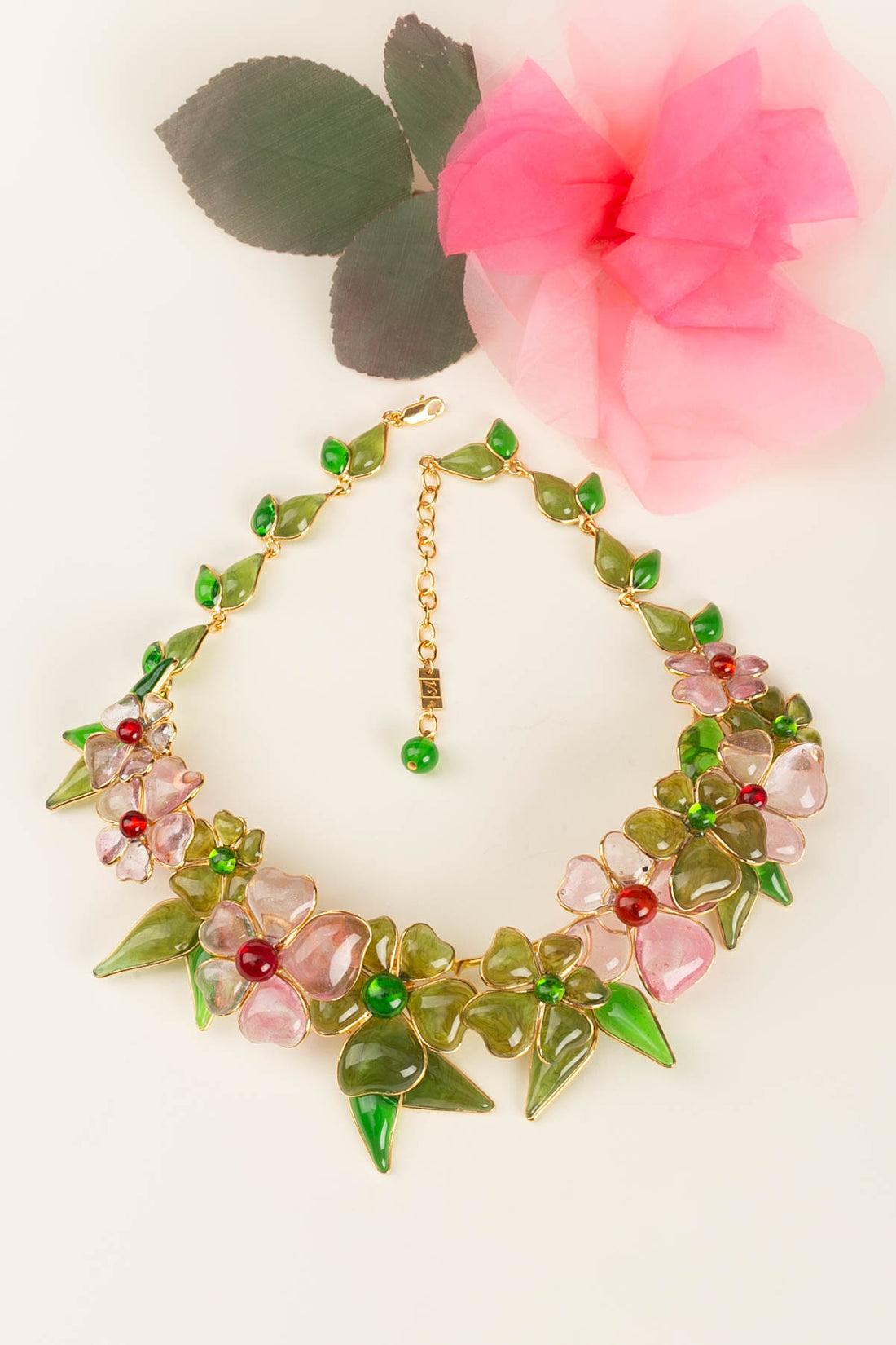 Augustine : Short gilded metal necklace decorated with glass paste flowers. Signed on a plate.

Additional information: 
Dimensions: Length: 40 cm to 46.5 cm (15.74