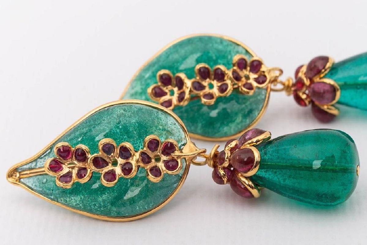 Augustine Gilted Metal Earrings with Green Glass Paste In Excellent Condition For Sale In SAINT-OUEN-SUR-SEINE, FR