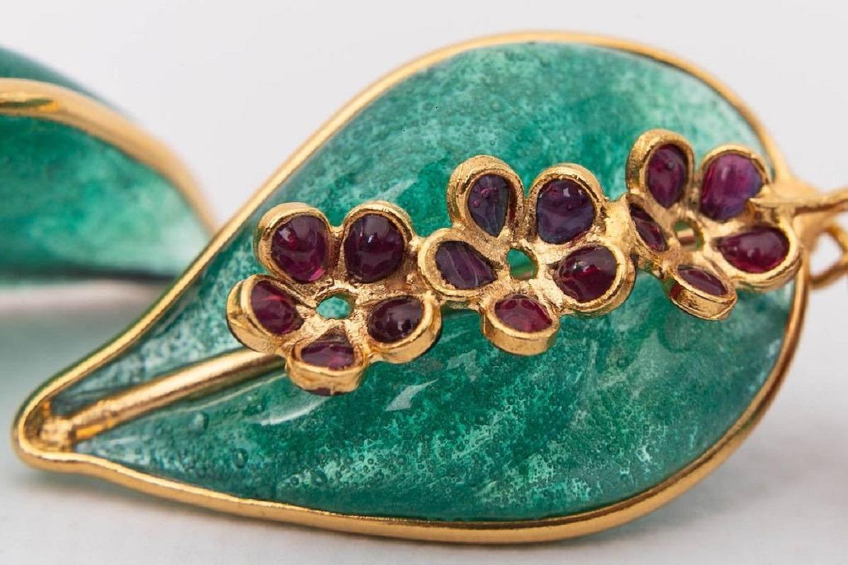Augustine-Ohrringe aus vergoldetem Metall mit grünem Glaspastell Damen im Angebot