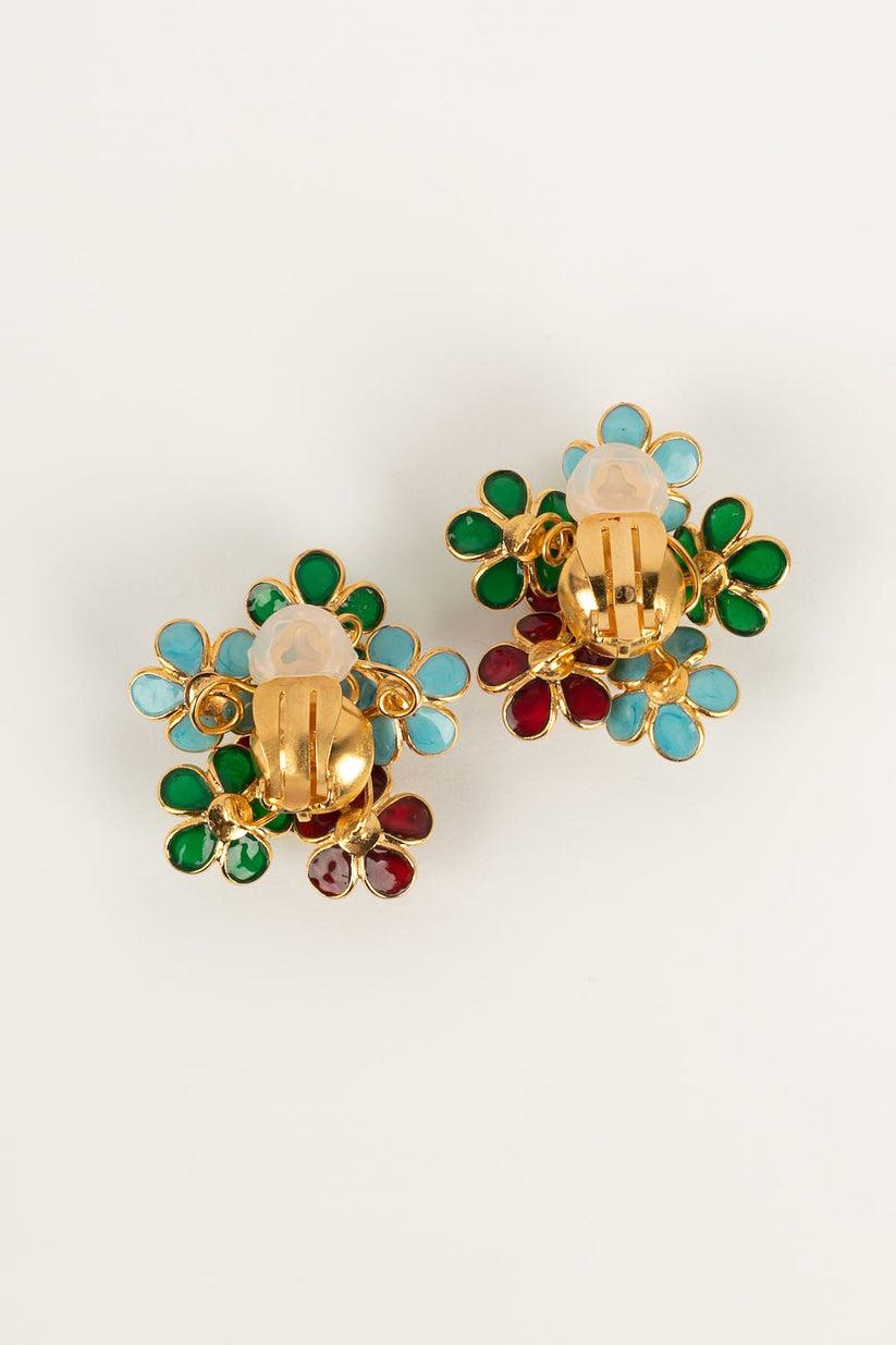 Augustine Glass Paste and Gold Metal Clip Earrings In Excellent Condition For Sale In SAINT-OUEN-SUR-SEINE, FR