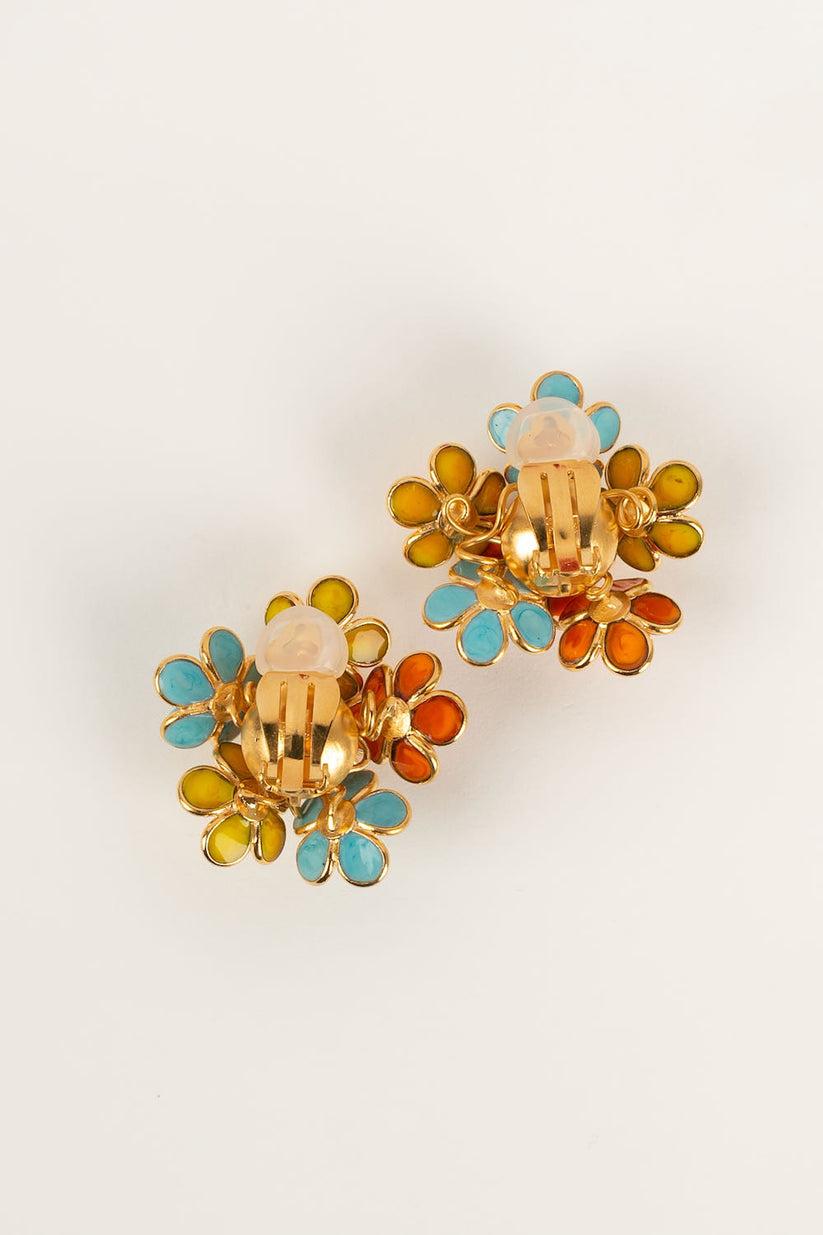 Augustine Glass Paste and Gold Metal Clip Earrings For Sale 1