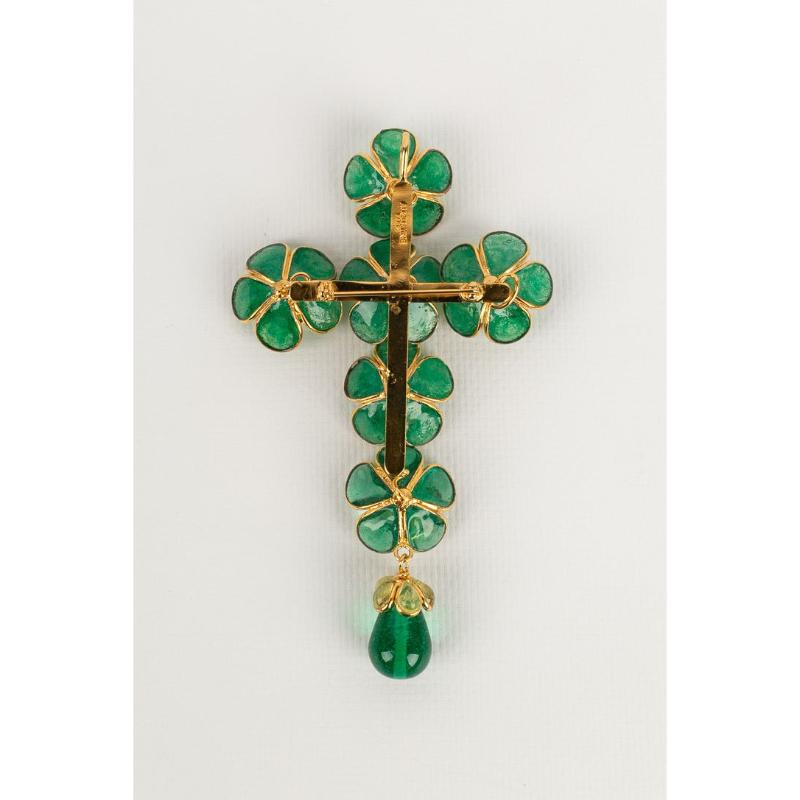 Augustine - Necklace comprised of a black velvet ribbon and a green glass paste cross.

Additional information:
Condition: Very good condition
Dimensions: Length: 106 cm (41.73