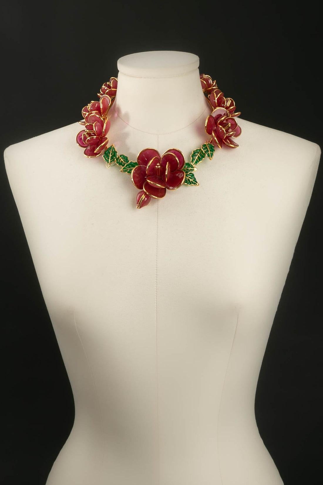 Augustine : Short gilded metal necklace with red glass paste flowers.

Additional information: 
Dimensions: Length: 42 cm to 48 cm (16.53