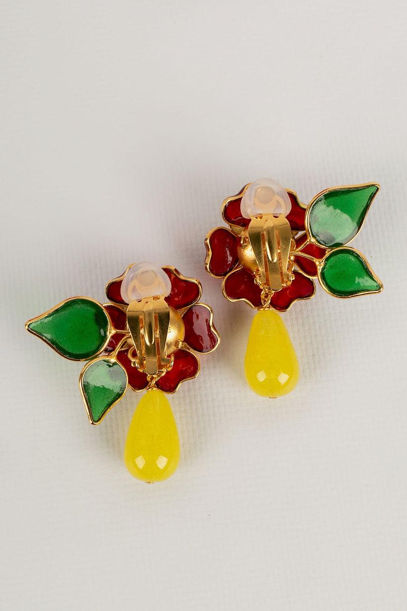 Augustine Gold Metal and Red Glass Paste Clip Earrings In Excellent Condition For Sale In SAINT-OUEN-SUR-SEINE, FR