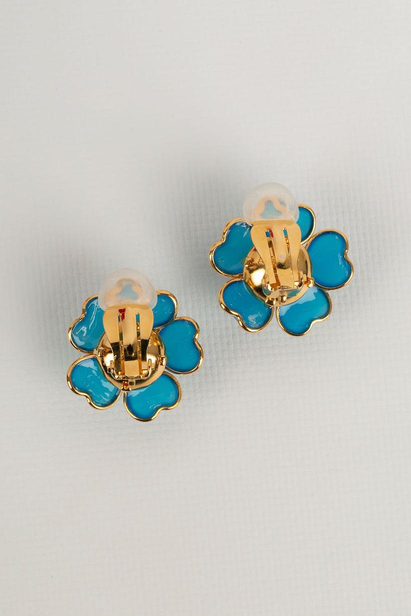 Augustine Gold Metal & Blue Glass Paste Clip Earrings In Excellent Condition For Sale In SAINT-OUEN-SUR-SEINE, FR