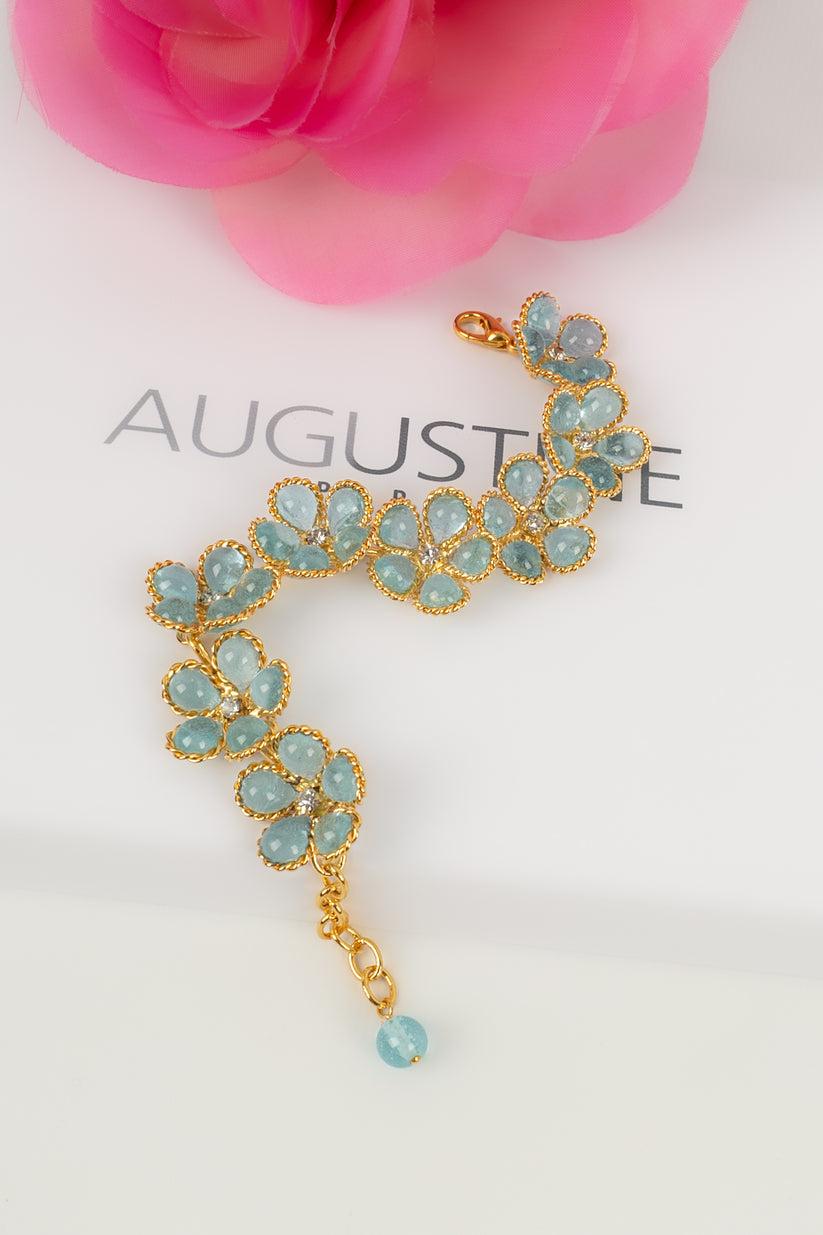 Augustine - Gold metal bracelet, blue glass paste flower and strass.

Additional information:

Dimensions: 
Length: from 16 cm to 19 cm

Condition: Very good condition

Seller Ref number: BRA125