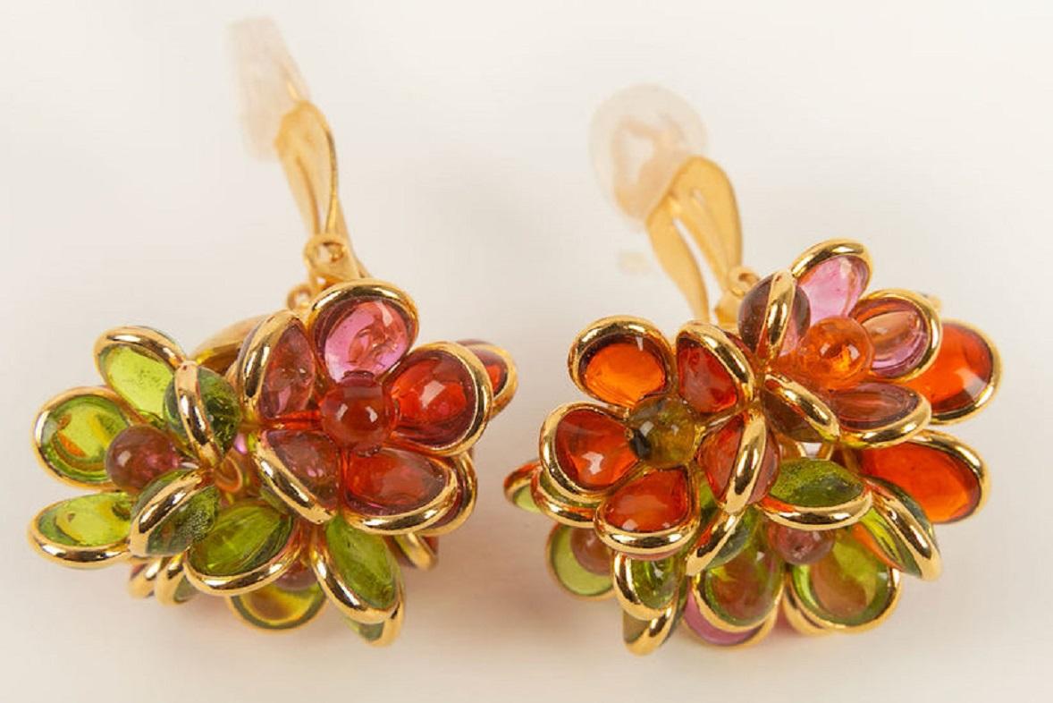 Boucles d'oreilles Augustine en métal plaqué or et pâte de verre en vente 2