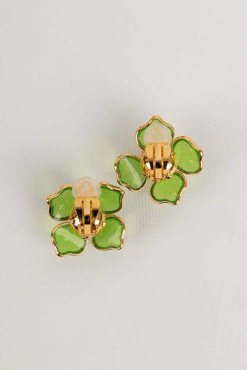 Augustine Gold Plated Metal and Green Glass Paste Clip Earrings In Excellent Condition For Sale In SAINT-OUEN-SUR-SEINE, FR