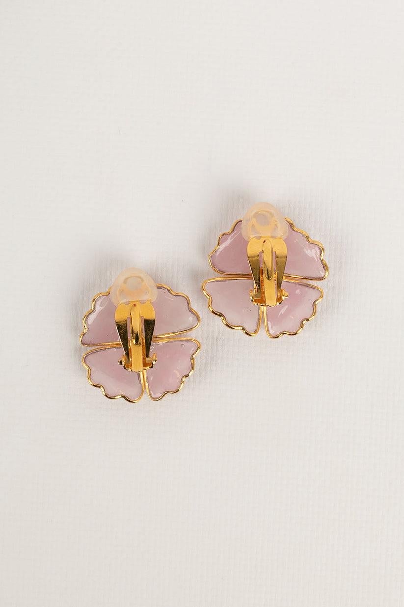 Augustine Gold Plated Metal and Pink Glass Paste Clip Earrings In Excellent Condition For Sale In SAINT-OUEN-SUR-SEINE, FR