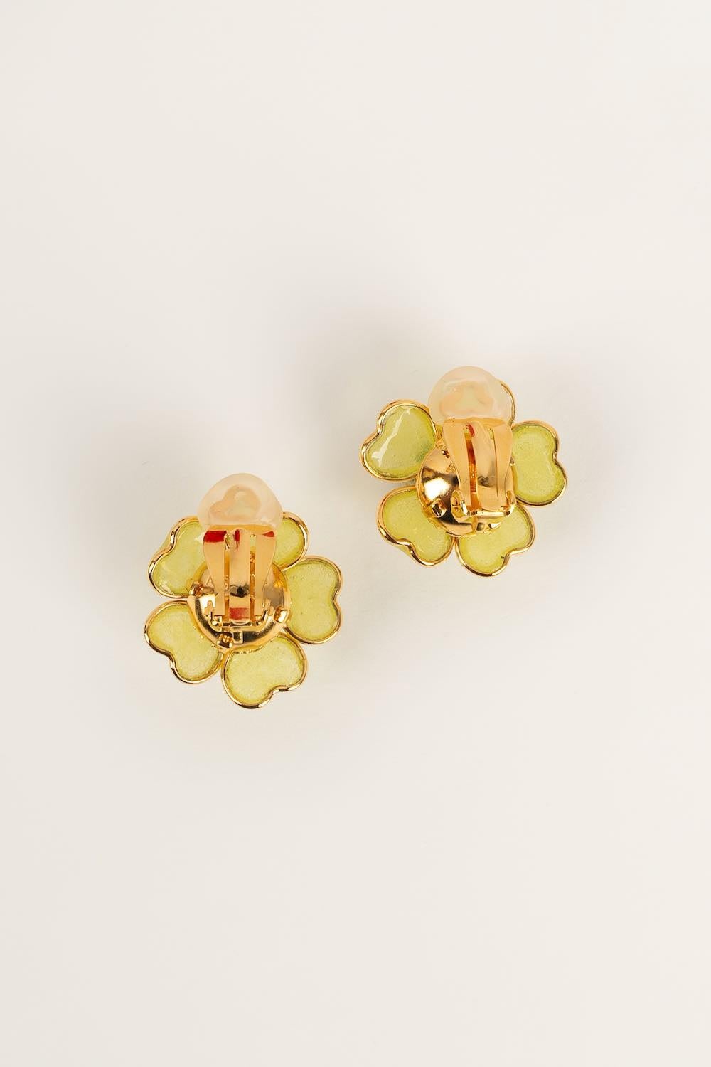 Augustine Gold Plated Metal and Yellow Glass Paste Clip Earrings In Excellent Condition For Sale In SAINT-OUEN-SUR-SEINE, FR