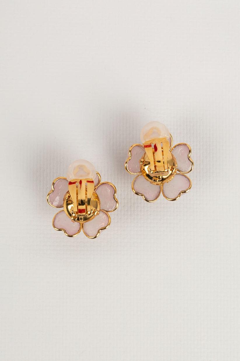 Augustine Gold Plated Metal with Pink & Green Glass Paste Earrings In Excellent Condition For Sale In SAINT-OUEN-SUR-SEINE, FR