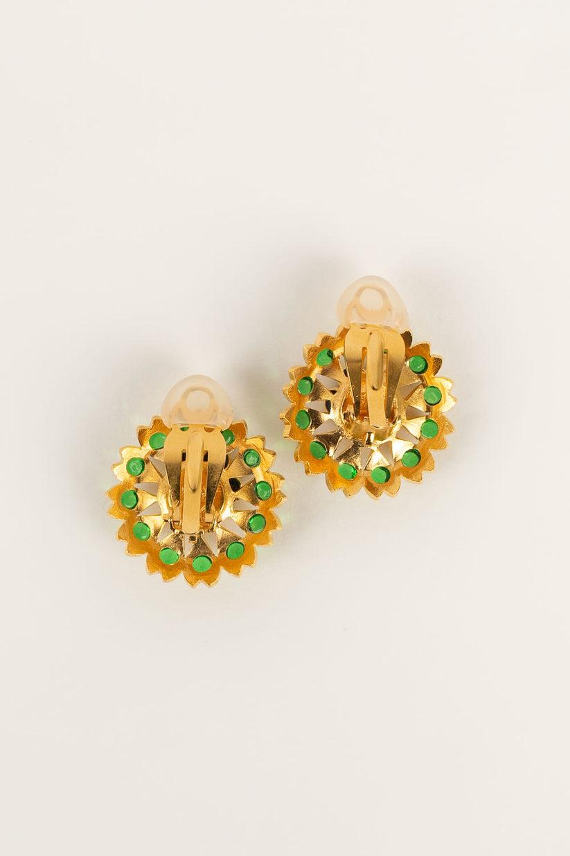 Augustine Goldene Clip-Ohrringe aus Metall und Glas mit Paste im Zustand „Hervorragend“ im Angebot in SAINT-OUEN-SUR-SEINE, FR
