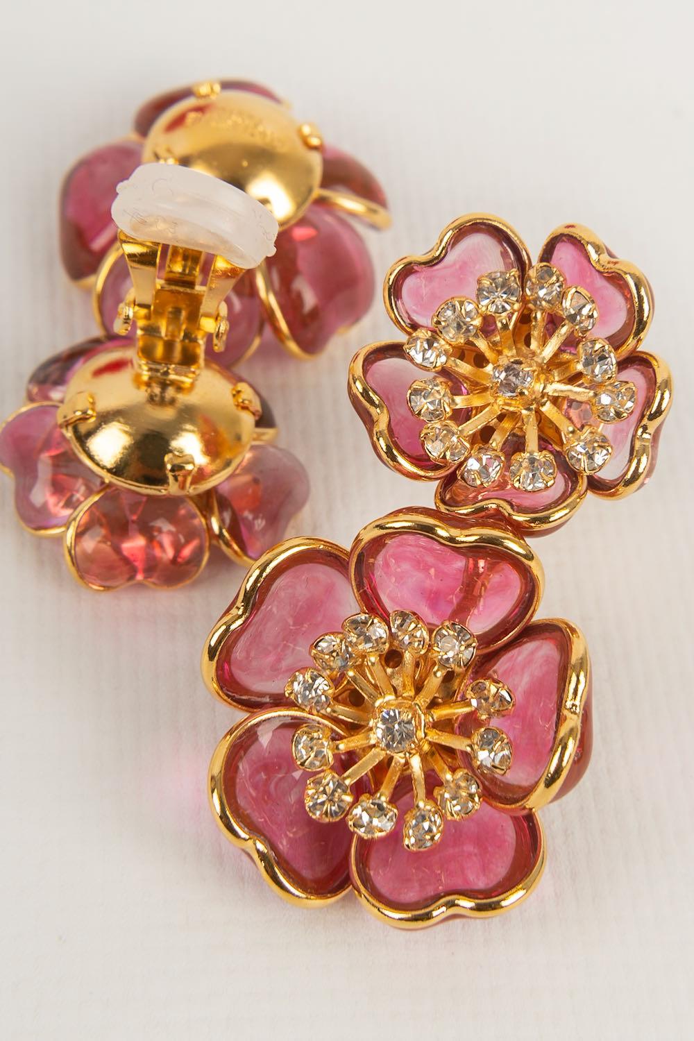 Augustine Golden Metal and Glass Paste Clip-on Earrings In Excellent Condition For Sale In SAINT-OUEN-SUR-SEINE, FR