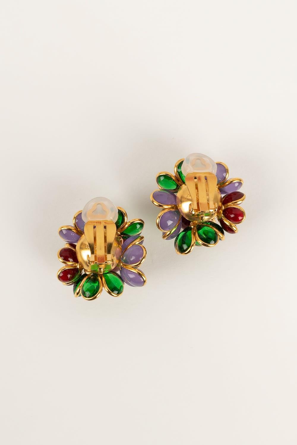 Augustine Golden Metal and Glass Paste Clip-on Earrings  In Excellent Condition For Sale In SAINT-OUEN-SUR-SEINE, FR