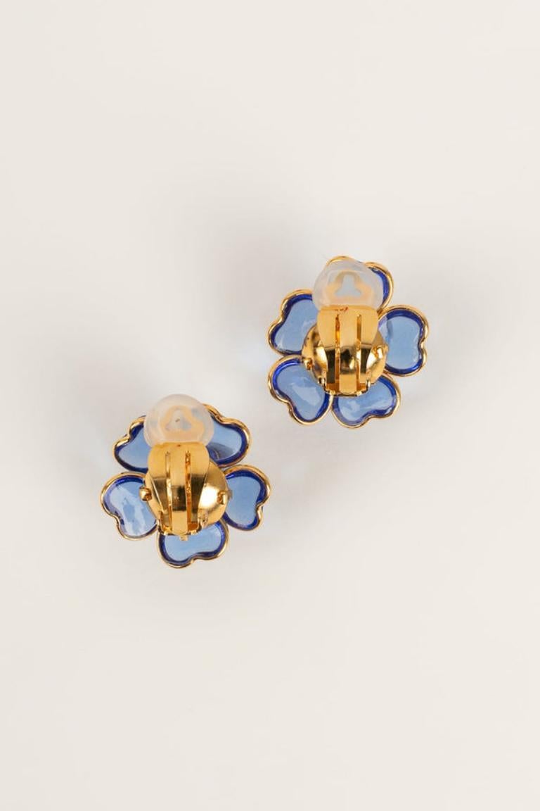 Augustine Golden Metal and Glass Paste Clip-on Earrings In Excellent Condition For Sale In SAINT-OUEN-SUR-SEINE, FR