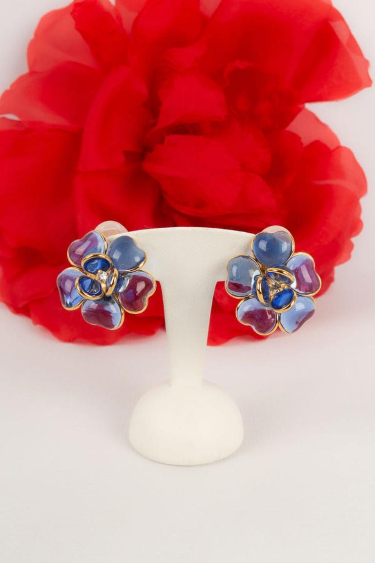 Augustine Golden Metal and Glass Paste Clip-on Earrings For Sale 2