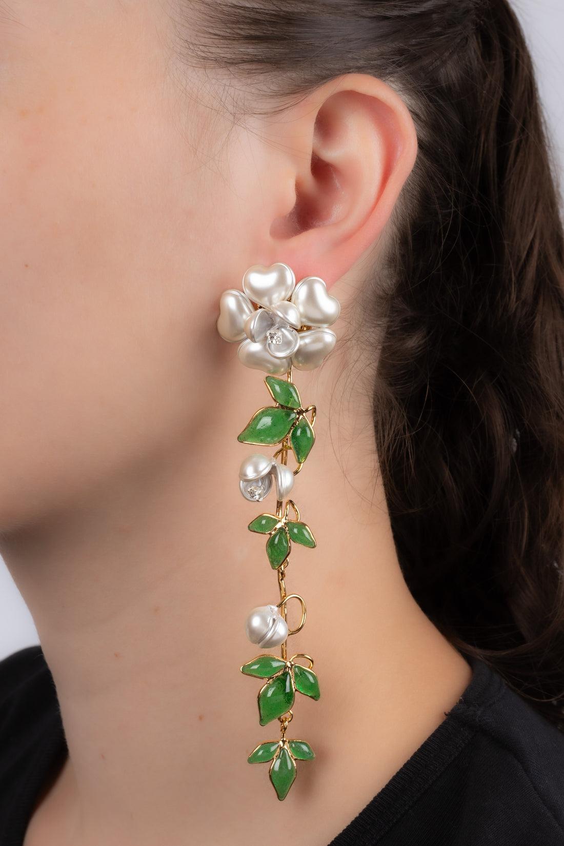 Augustine - Boucles d'oreilles en métal doré et pâte de verre.

Informations complémentaires :
Condit : Très bon état.
Dimensions : Hauteur : 13 cm

Référence du vendeur : BO219
